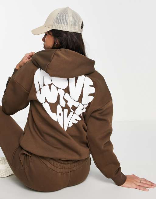 NA-KD - Hoodie met 'Move with love' print op de achterkant in bruin, deel van co-ord set