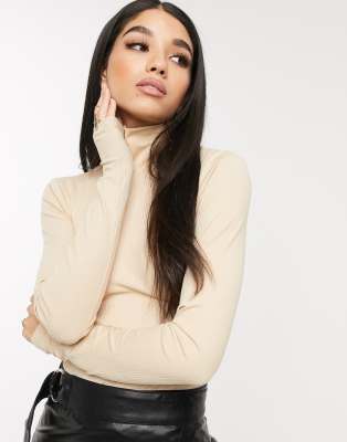 NA-KD - Hoogsluitende body met open achterkant in beige Beige