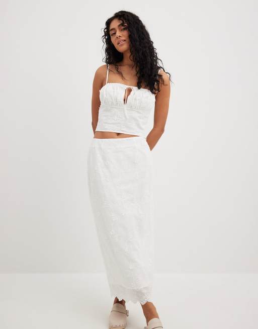 NA-KD - Hvid midinederdel i broderie anglaise