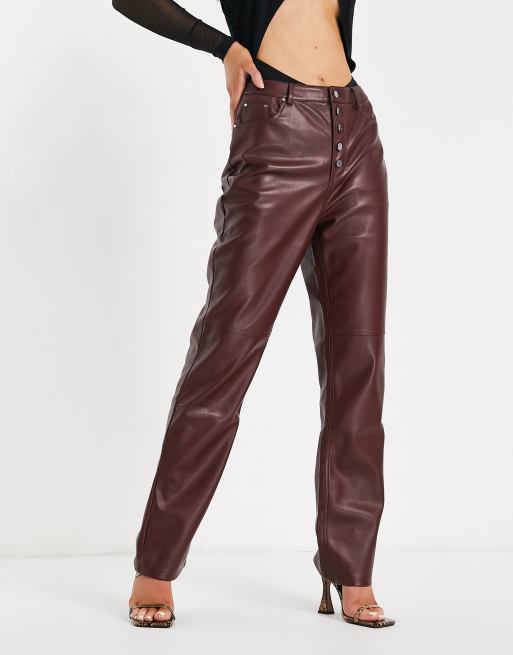 NA-KD - Imitatieleren broek met knopen aan de voorkant in bordeauxrood