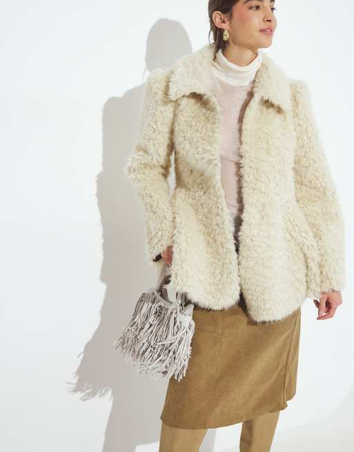 NA-KD Jacke mit runden Ärmeln aus Kunstpelz in Beige, 4 von 5
