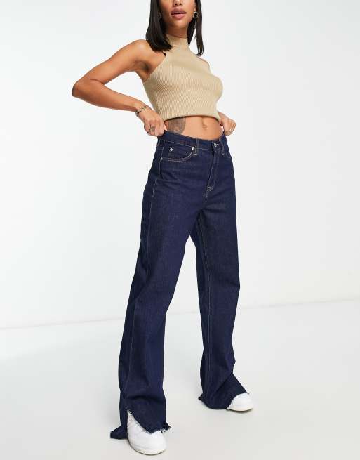NA-KD - Jeans a vita bassa blu scuro con bordi grezzi