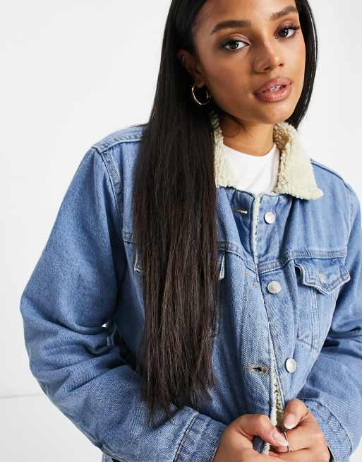 NA-KD - Jeansjacke mit Teddykragen in Blau