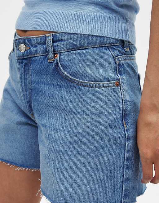 NA-KD Jeansshorts mit niedrigem Bund und offener Saumkante in Hellblau, 5 von 5