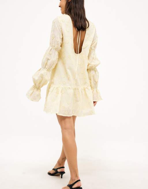 NA-KD – Kleid in Hellgelb mit tiefem Rückenausschnitt und Ärmeldetail, 2 von 4