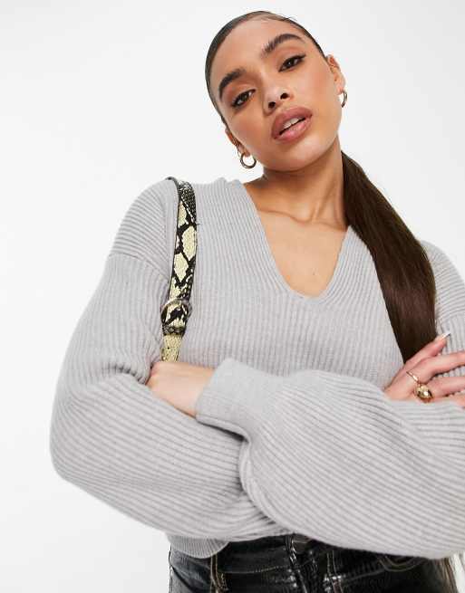 NA-KD – Kurz geschnittener Pullover in Grau mit tiefem V-Ausschnitt