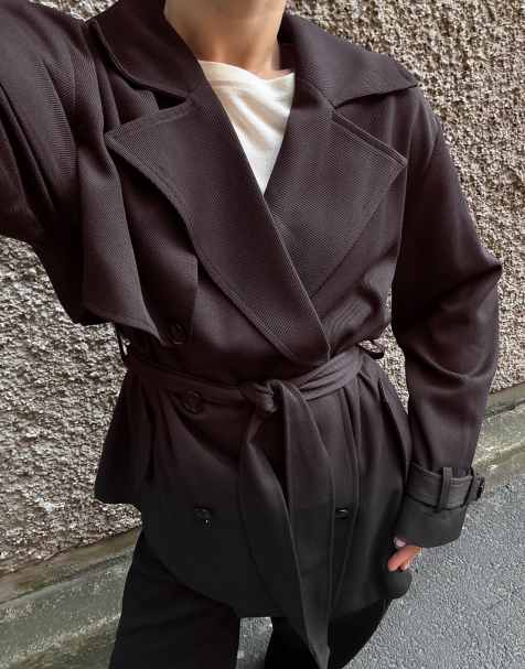 NA-KD kurzer Trenchcoat mit Gürtel in Braun - view 1