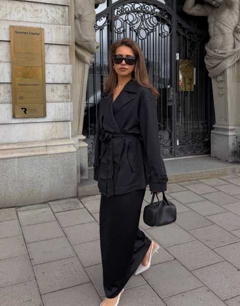 NA-KD kurzer Trenchcoat mit Gürtel in Schwarz - view 1