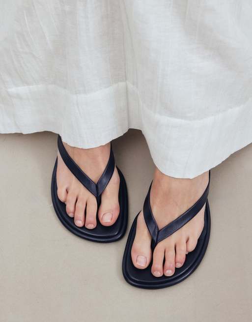NA-KD Leather flip flop heels in navy, 2 of 5