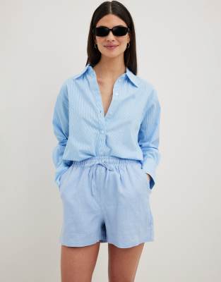 linen shorts in blue