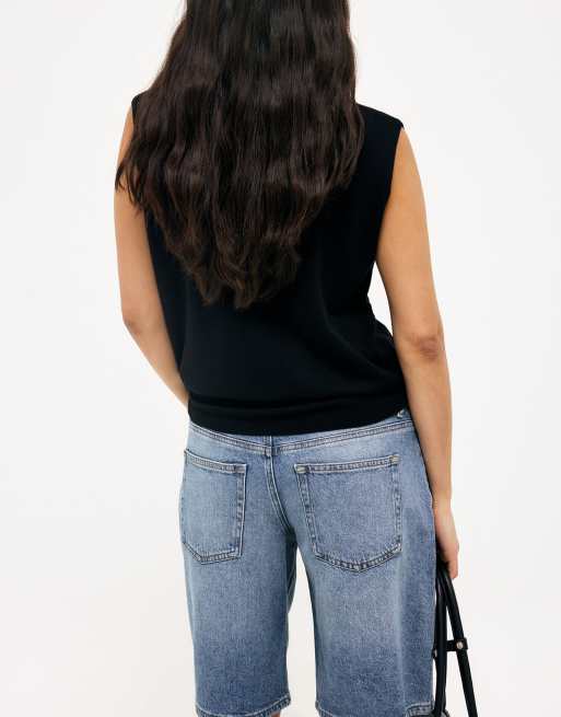 NA-KD locker geschnittene Denim-Shorts mit mittlerer Bundhöhe in Mittelblau, 2 von 5