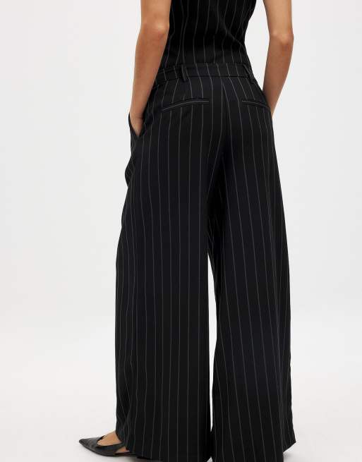 NA-KD – Locker geschnittene Hose in Schwarz/Weiß gestreift mit weitem Bein und hohem Bund, 2 von 5