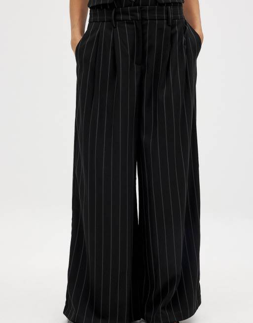 NA-KD – Locker geschnittene Hose in Schwarz/Weiß gestreift mit weitem Bein und hohem Bund, 3 von 5
