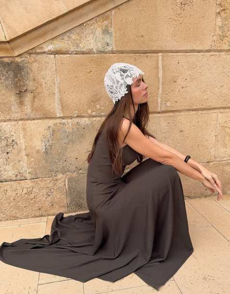NA-KD Maria kragmann - robe midi en maille à ourlet asymétrique marron foncé - view 1