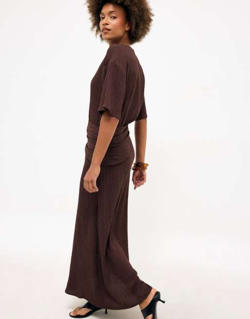 NA-KD Maxikleid mit Drapierung und kurzen Ärmeln in Braun, 2 von 3
