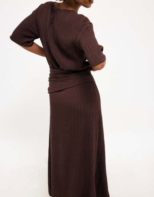 NA-KD Maxikleid mit Drapierung und kurzen Ärmeln in Braun, 3 von 3