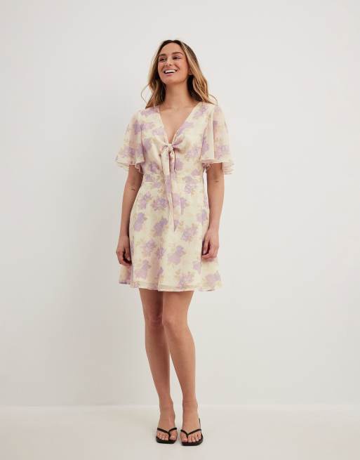 NA-KD - Mini jurk van chiffon met striksluiting aan de voorkant en bloemenprint in beige