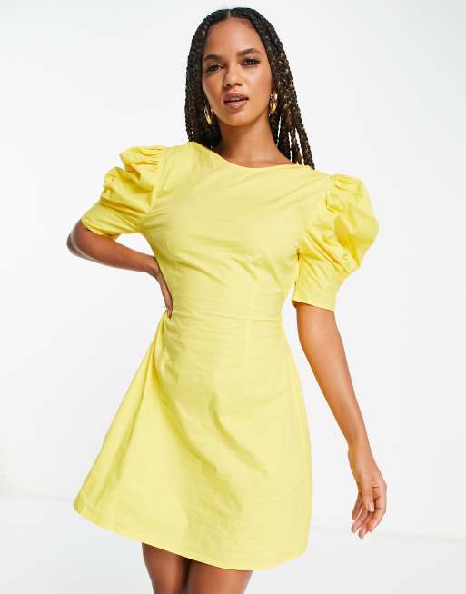 NA-KD – Minikleid in Gelb mit Rückenausschnitt