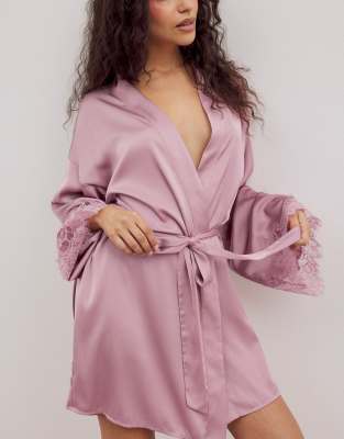 Morgenmantel aus Satin in Staubrosa mit Blumenspitze Rosa 40-42