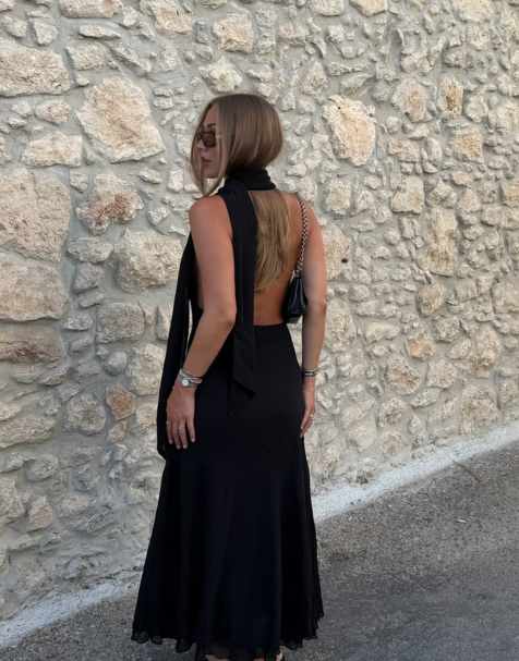 NA-KD Neckholder-Chiffonkleid mit asymmetrischem Saum in Schwarz - view 1