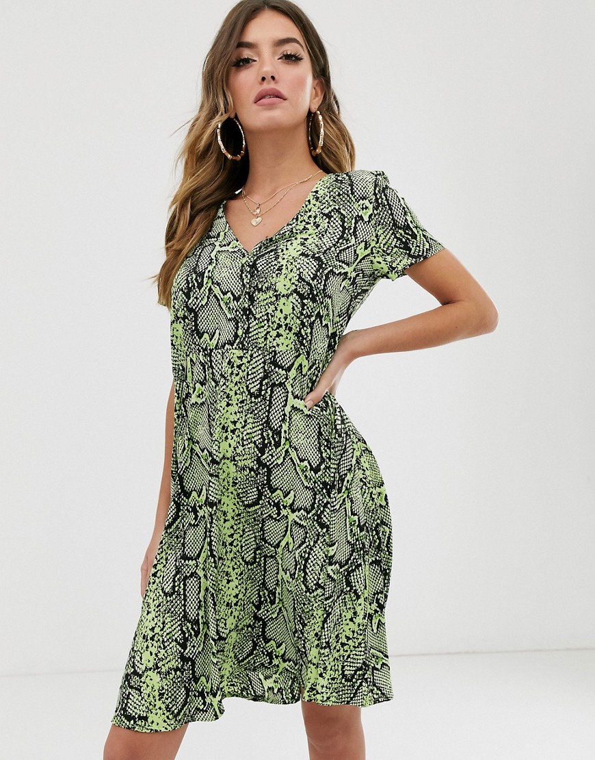 NA-KD – Ormskinnsmönstrad klänning med kort ärm och knappar-Grön