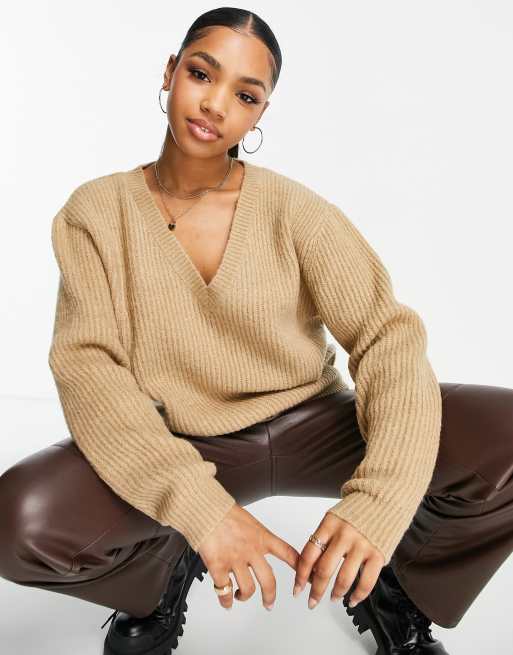 NA-KD – Oversize-Pullover in Beige mit V-Ausschnitt ASOS