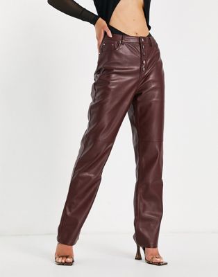 Pantalons et leggings NA-KD - Pantalon boutonné en similicuir - Bordeaux