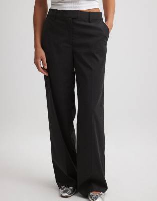 NA-KD - Pantalon de tailleur avec poches à rabat - Gris foncé 42