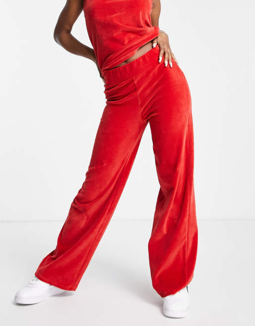 NA-KD - Pantaloni con fondo ampio in velour rosso parte di un 2 pezzi