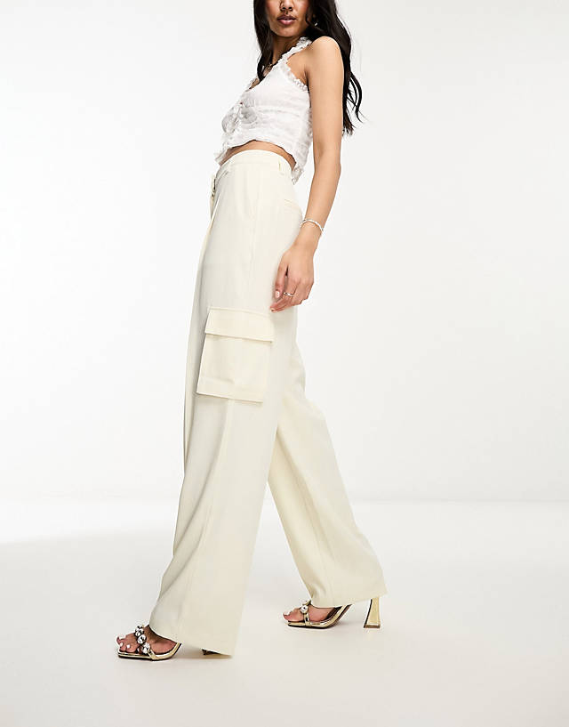 NA-KD - pleat detail cargo tailored trousers in off white