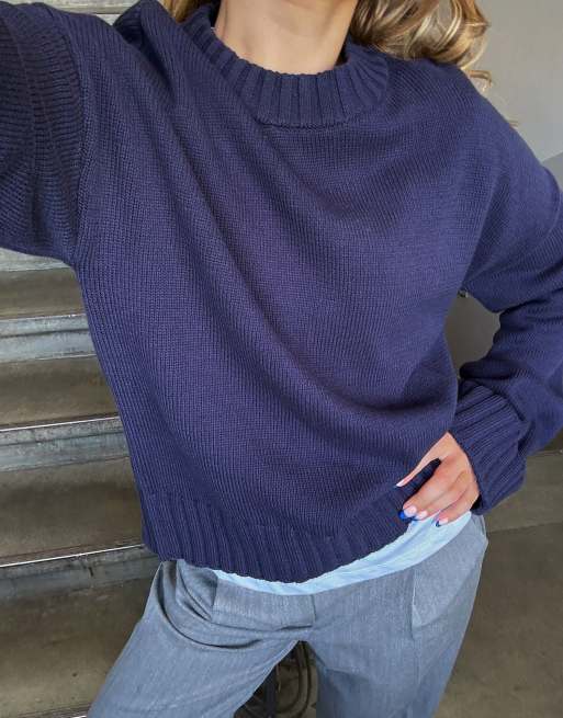 NA-KD pull en maille à manches retroussées bleu foncé, 4 de 5