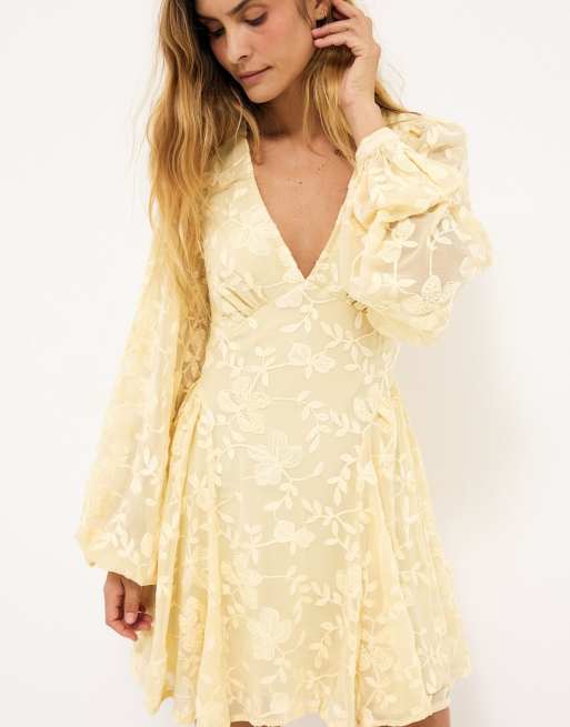 NA-KD - Robe courte à manches longues en mousseline avec broderies - Jaune, 2 de 5