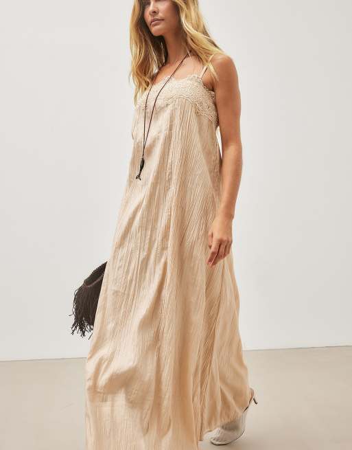 NA-KD robe longue à détails en dentelle froissée beige, 2 de 5