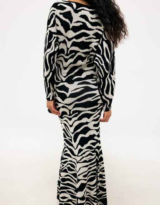 NA-KD robe longue en maille jacquard à manches chauve-souris imprimé zébré, 2 de 3