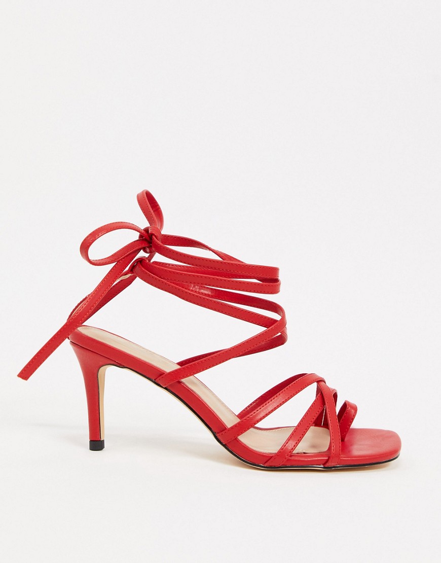 NA-KD – Röda sandaler med stilettklack och vristrem