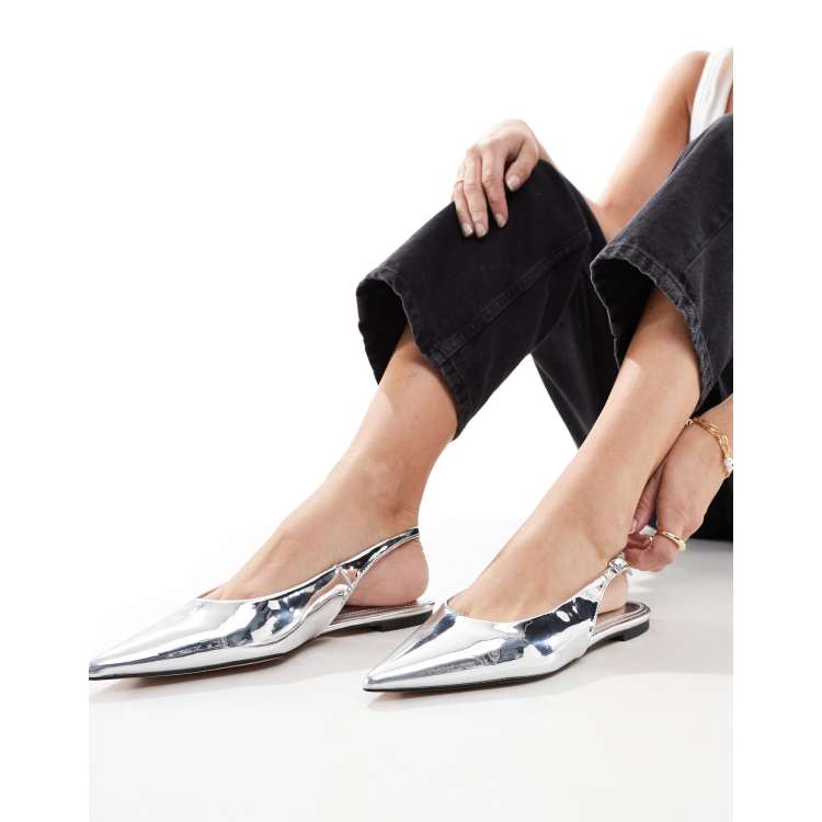 NA KD Scarpe basse argento a punta con cinturino sul retro ASOS
