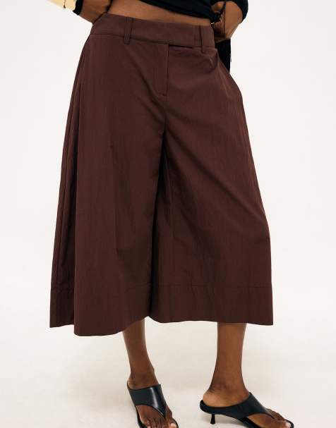 NA-KD Shorts mit niedriger Taille und Oversize-Passform in Dunkelbraun - view 1