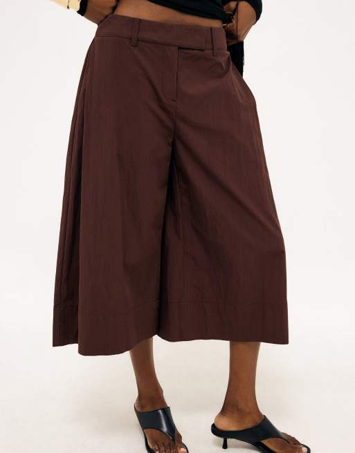 NA-KD Shorts mit niedriger Taille und Oversize-Passform in Dunkelbraun