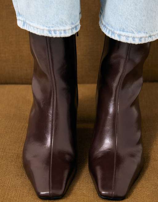 NA-KD Stiefeletten mit eckiger Spitze in Braun, 2 von 4