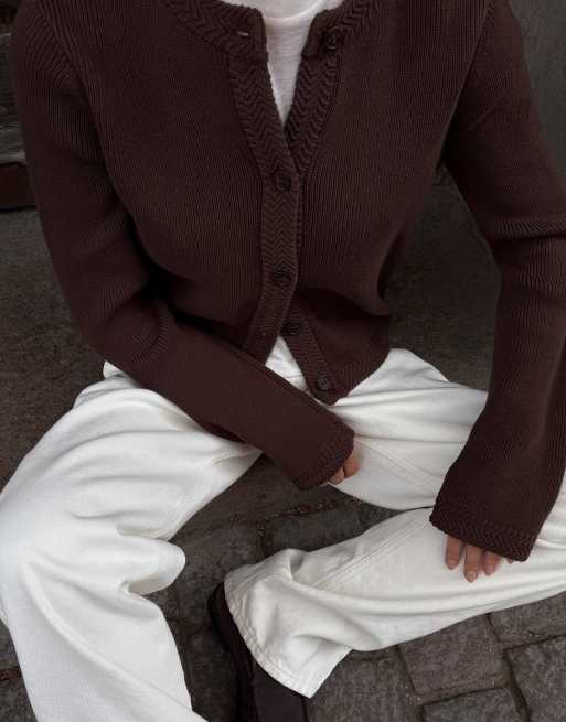 NA-KD Strickjacke mit Rundhalsausschnitt in Dunkelbraun, 4 von 5