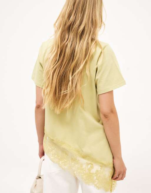 NA-KD t-shirt asymétrique en dentelle vert sauge, 2 de 3