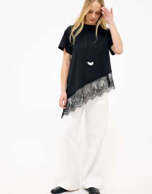 T-Shirt in Schwarz mit asymmetrischem Spitzensaum Schwarz 34