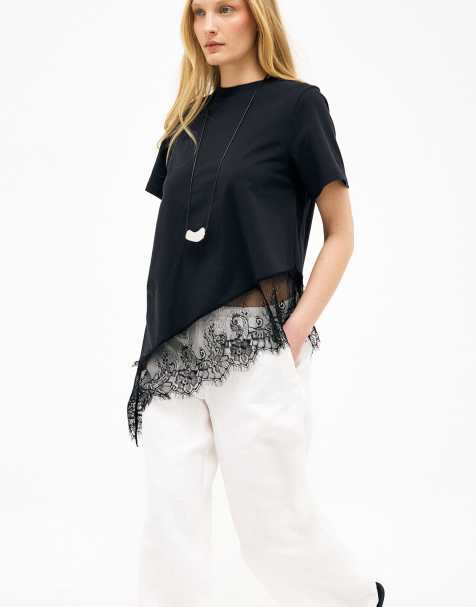 NA-KD – T-Shirt in Schwarz mit asymmetrischem Spitzensaum - view 1
