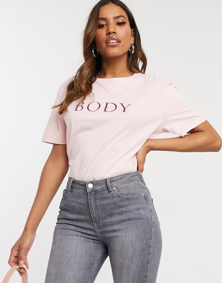 NA-KD - T-shirt met Body-tekst in roze