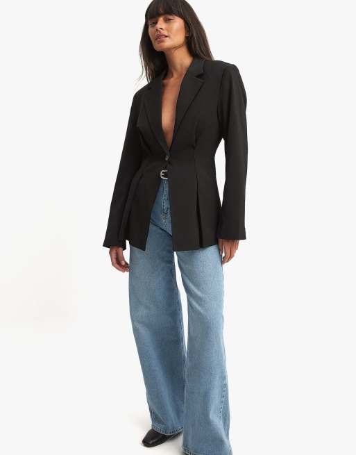 NA-KD taillierter Blazer in Schwarz, 4 von 5