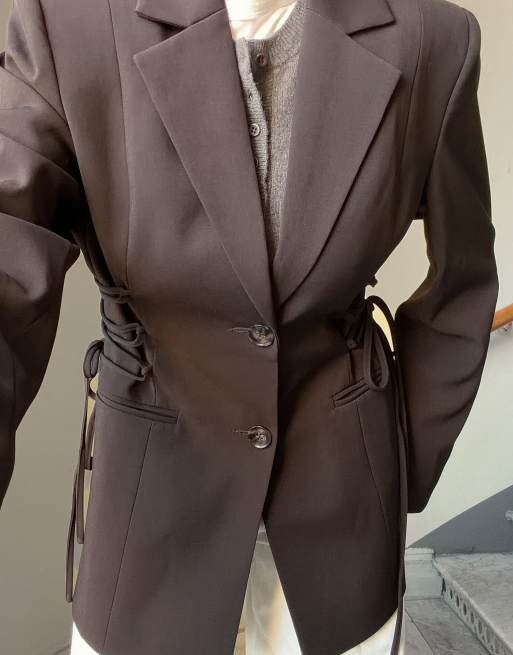NA-KD taillierter Blazer mit Schnürung in Braun, 4 von 5