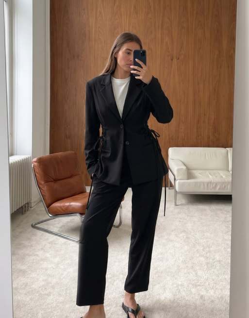 NA-KD taillierter Blazer mit Schnürung in Schwarz, 2 von 4