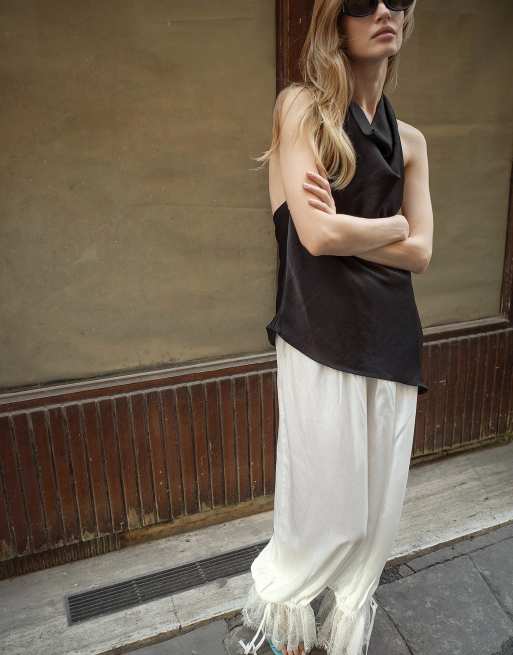 NA-KD top asymétrique drapé à col halter en satin noir, 3 de 5