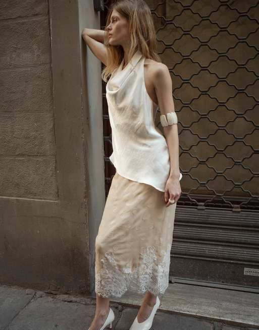 NA-KD top asymétrique drapé en satin à col halter blanc cassé, 3 de 5