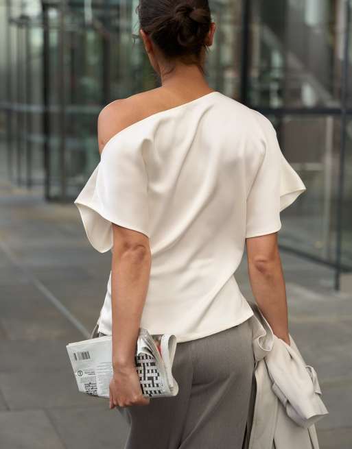 NA-KD top drapé asymétrique avec fente, crème, 2 de 5